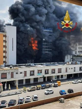 Alcune persone, almeno sette, sono rimaste ferite a causa di un incendio divampato in una palazzina di via D'Onofrio, nella zona Colli Aniene, a Roma, 02 giugno 2023. Sul posto sono presenti i Vigili del Fuoco e la polizia.   NPK  Vigili del Fuoco  +++ATTENZIONE LA FOTO NON PUO' ESSERE PUBBLICATA O RIPRODOTTA SENZA L'AUTORIZZAZIONE DELLA FONTE DI ORIGINE CUI SI RINVIA+++   +++NO SALES; NO ARCHIVE; EDITORIAL USE ONLY+++