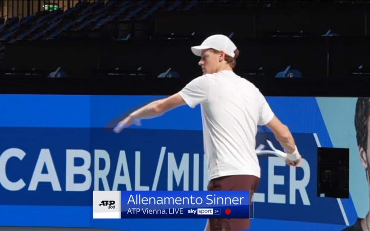 https://static.sky.it/editorialimages/50b79c259e977046960b7d7716a0fc9365050107/skysport/it/tennis/video/2025/10/26/sinner-atp-vienna-allenamento-1046410/sinner_allenamento_vienna.jpg?im=Resize,width=1218