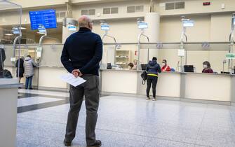 paziente aspetta il suo turno in accettazione