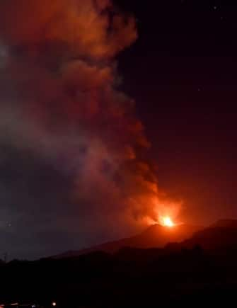 L'attività del cratere Voragine dell'Etna, ripresa nella tarda serata di ieri e durata tutta la notte scorsa, con  una colonna eruttiva alta circa 6000 m s.l.m. e abbondante ricaduta di cenere vulcanica.  
ANSA/ORIETTA SCARDINO//
A view of the Etna volcano during the activity of the Voragine crater, taken late yesterday evening and lasting all last night, with an eruptive column approximately 6000 m high above sea level.
ANSA/ ORIETTA SCARDINO