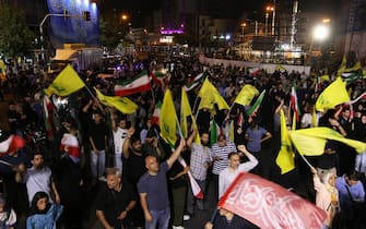 Festeggiamenti a Teheran TEHRAN, IRAN - JUNE 14: Iranians gather in Tehran's Enghelab Square to watch and celebrate the country's ballistic missile retaliation against Israel, following Israeli strikes on June 14, 2025. People waved Iranian, Palestinian, and Hezbollah flags and chanted slogans while thanking military officials during the large-scale rally. (Photo by Fatemeh Bahrami/Anadolu via Getty Images)