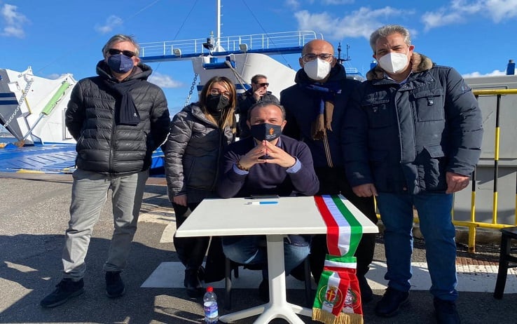 Il sindaco di Messina, Cateno De Luca, accampato al molo