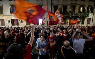 La festa dei tifosi della Roma per le strade della Capitale