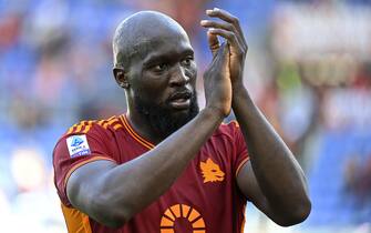RomaÕs Romelu Lukaku waves at supporters during the Serie A soccer match between AS Roma and AC Monza at the Olimpico stadium in Rome, Italy, 22 October 2023. ANSA/RICCARDO ANTIMIANI
