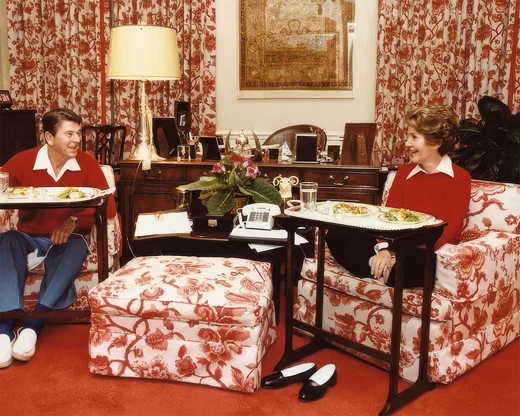  Il presidente Ronald Reagan e la First Lady Nancy Reagan cenano nello studio al secondo piano della Casa Bianca mentre guardano il telegiornale. Washington,D.C., 6 novembre 1981. ©White House Historical Association