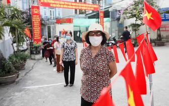 Una donna vietnamita con la mascherina