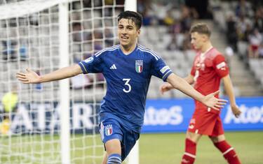 epa10711140 Italy's Fabiano Parisi celebrates after scoring the team's third goal during the UEFA Under-21 Championship group stage match between Switzerland and Italy in Cluj, Romania, 25 June 2023.  EPA/GEORGIOS KEFALAS