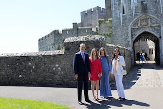 epa10640625 A handout photo made available by the Spanish Royal Household shows Spain's King Felipe IV (L) and Queen Letizia (R) next to Princess Leonor (2L) and infanta Sofia (2R) pose after the graduation of Princess Leonor at UWC Atlantic College in Llantwit Major, Wales, Britain, 20 May 2023.  EPA/FRANCISCO GOMEZ / SPANISH ROYAL HOUSEHOLD / HANDOUT IMAGE TO BE USED ONLY IN RELATION TO THE STATED EVENT (MANDATORY CREDIT) HANDOUT EDITORIAL USE ONLY/NO SALES