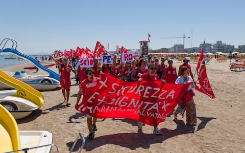 Sciopero simbolico dei bagnini oggi lungo il litorale della provincia di Rimini, dove i lavoratori del servizio di salvataggio hanno protestato per chiedere condizioni lavorative più eque. Al centro della mobilitazione, la richiesta di turni più sostenibili, nuove assunzioni e un servizio di salvataggio strutturato in maniera più sicura ed efficiente.

La protesta, indetta nel pieno della stagione estiva, non ha comportato interruzioni del servizio: grazie alla precettazione disposta dalla Prefettura, i bagnini hanno comunque garantito la sorveglianza in torretta, mentre la manifestazione si è svolta in forma ordinata.

Il corteo è partito intorno alle 12.30 dalla zona dei bagni 36-37 di Rimini, snodandosi lungo il litorale fino a raggiungere il piazzale Boscovich. Nessun disagio segnalato per i turisti presenti in spiaggia. Rimini, 9 agosto 2025. ANSA/Ph Dorin Mihai, Pasquale Bove

____

EN:

Italy: Rimini lifeguards hold symbolic strike, no impact on beach safety. Prefect orders mandatory service

RIMINI, Italy, Aug 9 (ANSA) – Lifeguards along Rimini’s coastline staged a symbolic strike on Saturday to protest working conditions during the peak summer season. The workers are demanding more manageable shift schedules, additional personnel, and improved safety protocols for rescue operations.

Despite the strike announcement, no disruption to beach safety was reported. Under an order issued by the Prefect, lifeguards were required to remain at their posts, ensuring continuous coverage of the shoreline.

The demonstration, which unfolded without incident, included a peaceful march beginning at 12:30 p.m. near Rimini bathing areas 36–37 and proceeding along the seafront to Piazzale Boscovich. Tourists and beachgoers were largely unaffected. Rimini (Italy) august 9 2025, ANSA/Ph Dorin Mihai, Pasquale Bove
