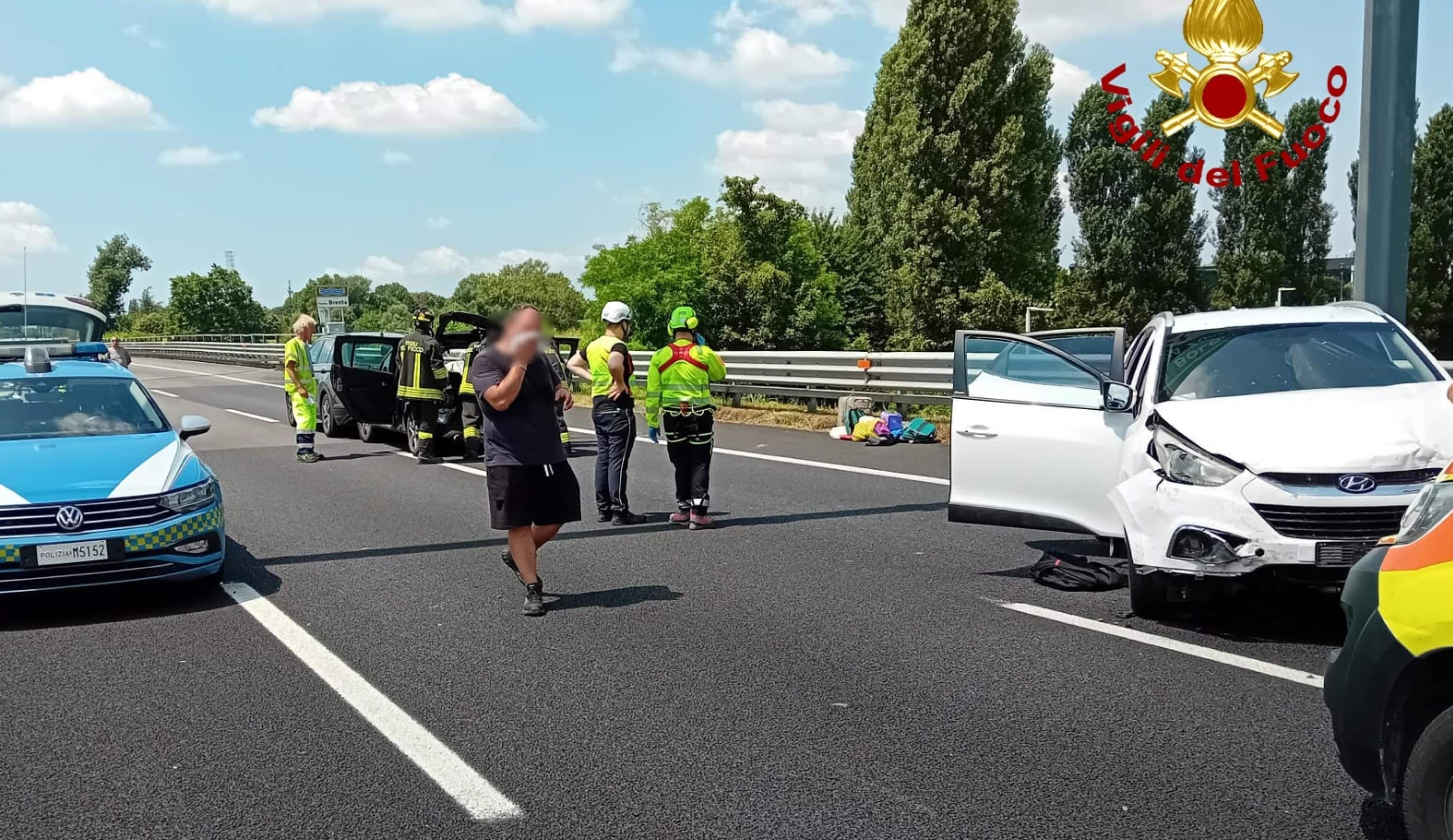 Una persona è morta e altre sono rimaste ferite in un incidente stradale sull'autostrada A4, nel tratto del comune di Vigonza (Padova), nel quale sono rimaste coinvolte un mezzo pesante e varie automobili. L'autostrada è stata bloccata al traffico e sono state chiuse le entrate di accesso per chi è diretto a Padova, Bologna e Milano. L'incidente è avvenuto in direzione Milano. all'altezza dello svincolo per la A13 Bologna. Sul posto sono intervenute pattuglie della Polizia stradale di Mestre, i Vigili del fuoco, il Suem 118, e anche un elisoccorso e gli ausiliari della viabilità di Concessioni Autostradali Venete coordinati dal Centro operativo di Mestre, che ha disposto l'interruzione del traffico su entrambe le carreggiate per favorire i soccorsi ai feriti. Di conseguenza, il traffico risulta bloccato e le code raggiungono diversi chilometri sia in direzione Milano che Trieste. 
ANSA/   ANSA PROVIDES ACCESS TO THIS HANDOUT PHOTO TO BE USED SOLELY TO ILLUSTRATE NEWS REPORTING OR COMMENTARY ON THE FACTS OR EVENTS DEPICTED IN THIS IMAGE; NO ARCHIVING; NO LICENSING NPK