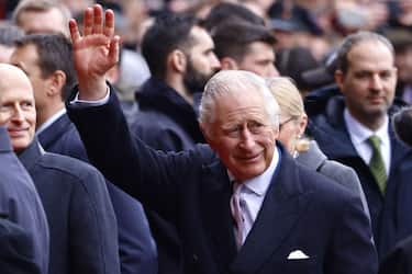 epaselect epa10552296 Britain's King Charles III waves after arriving at City Hall, in Hamburg, Germany, 31 March 2023. King Charles III is on a three-day visit to Germany, his first state visit abroad as a monarch.  EPA/HANNIBAL HANSCHKE