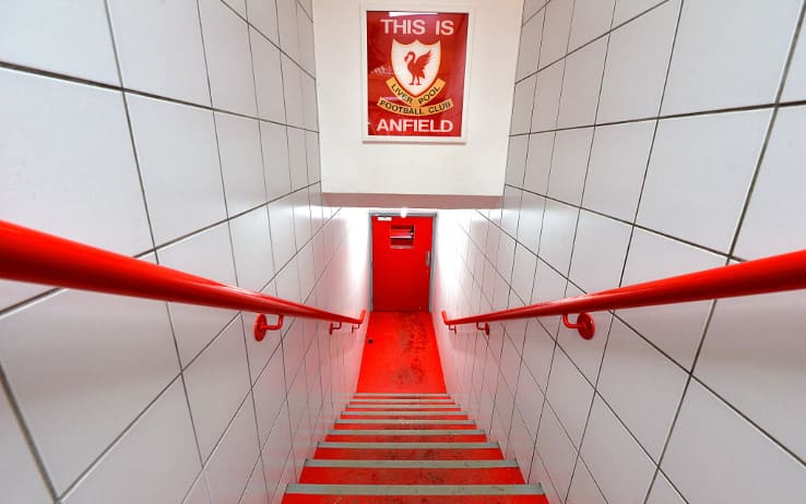 "Questo è Anfield", la scritta che leggono i giocatori poco prima di entrare in campo