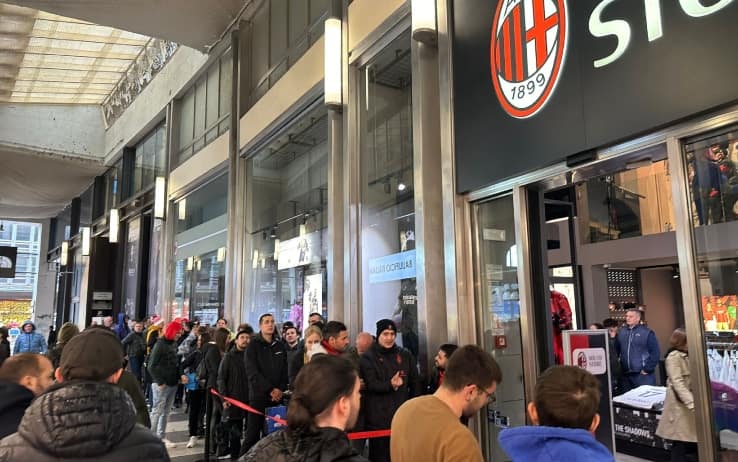 Tifosi del Milan in fila davanti al Milan Store