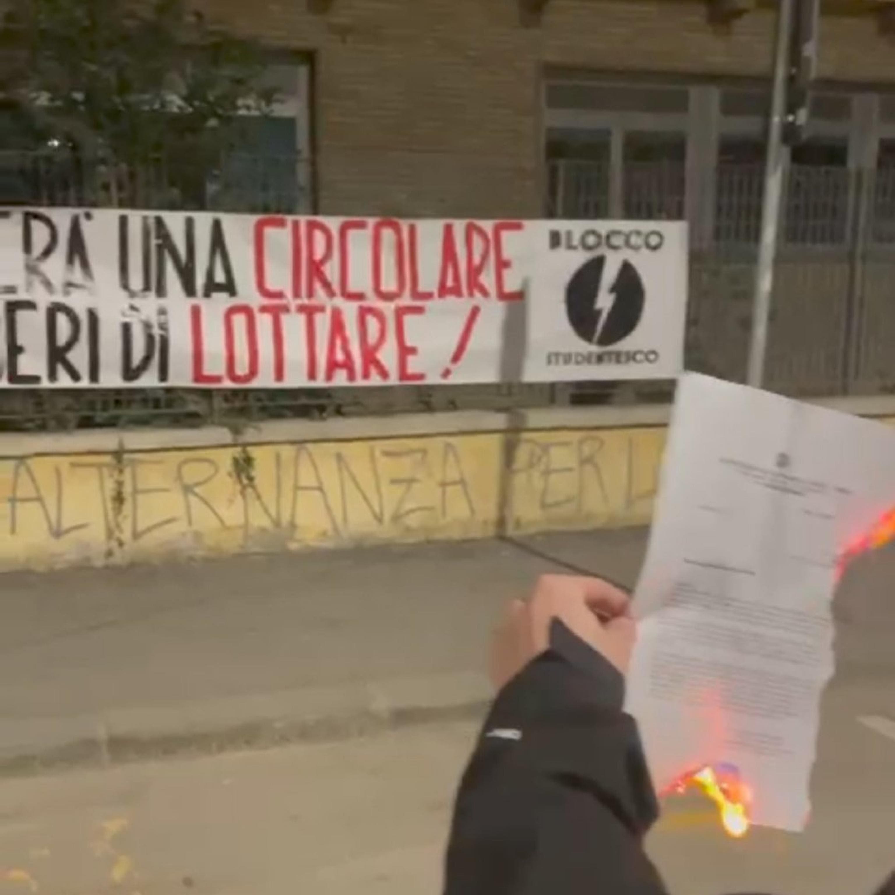 Uno striscione a firma di Blocco studentesco , 'Non ci fermerà una circolare, studenti liberi di lottare', affisso stamani accanto all'ingresso del liceo da Vinci a Firenze, 23 Febbraio 2023. TWITTER/BLOCCO STUDENTESCO 

+++ATTENZIONE LA FOTO NON PUO' ESSERE PUBBLICATA O RIPRODOTTA SENZA L'AUTORIZZAZIONE DELLA FONTE DI ORIGINE, CUI SI RINVIA+++NPK+++