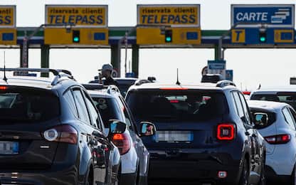 Auto incolonnate al casello Roma Est dell'autostrada Roma - L'Aquila -Teramo per il controesodo estivo, Roma, 29 agosto 2021. ANSA/ANGELO CARCONI