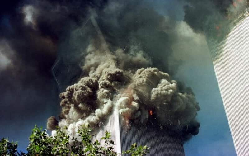 Torri gemelle NEW YORK - SEPTEMBER 11: The south tower of the World Trade Center collapses September 11, 2001 in New York City. (Photo by Thomas Nilsson/ Getty Images)