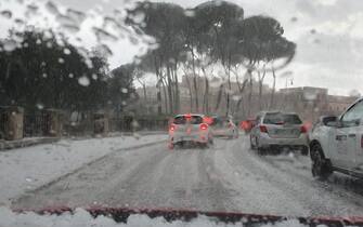 Forte grandinata su Roma nel tardo pomeriggio. Come indicato dalle previsioni meteo, dopo una giornata assolata e calda, sulla Capitale il tempo è cambiato: il segnale è stata una forte, ma veloce grandinata, che in centro ma anche nei quartieri periferici ha visto le strade riempirsi per qualche minuto di chicchi di ghiaccio fuori misura. Il passaggio del temporale è stato veloce e nel giro di pochi minuti la situazione è tornata alla normalità.
ANSA