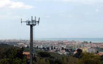 ANTENNA RIPETITORE PER TELEFONINI SINIGAGLIA (SINIGALLIA - 2006-04-21, Mimmo Carulli) p.s. la foto e' utilizzabile nel rispetto del contesto in cui e' stata scattata, e senza intento diffamatorio del decoro delle persone rappresentate