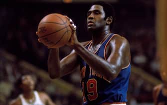 BOSTON, MA - 1970: Willis Reed #19 of the New York Knicks shoots a free throw against the Boston Celtics during a game circa 1970 at the Boston Garden in Boston, Massachusetts. NOTE TO USER: User expressly acknowledges and agrees that, by downloading and/or using this Photograph, user is consenting to the terms and conditions of the Getty Images License Agreement. Mandatory Copyright Notice: Copyright 1970 NBAE (Photo by Dick Raphael/NBAE via Getty Images)