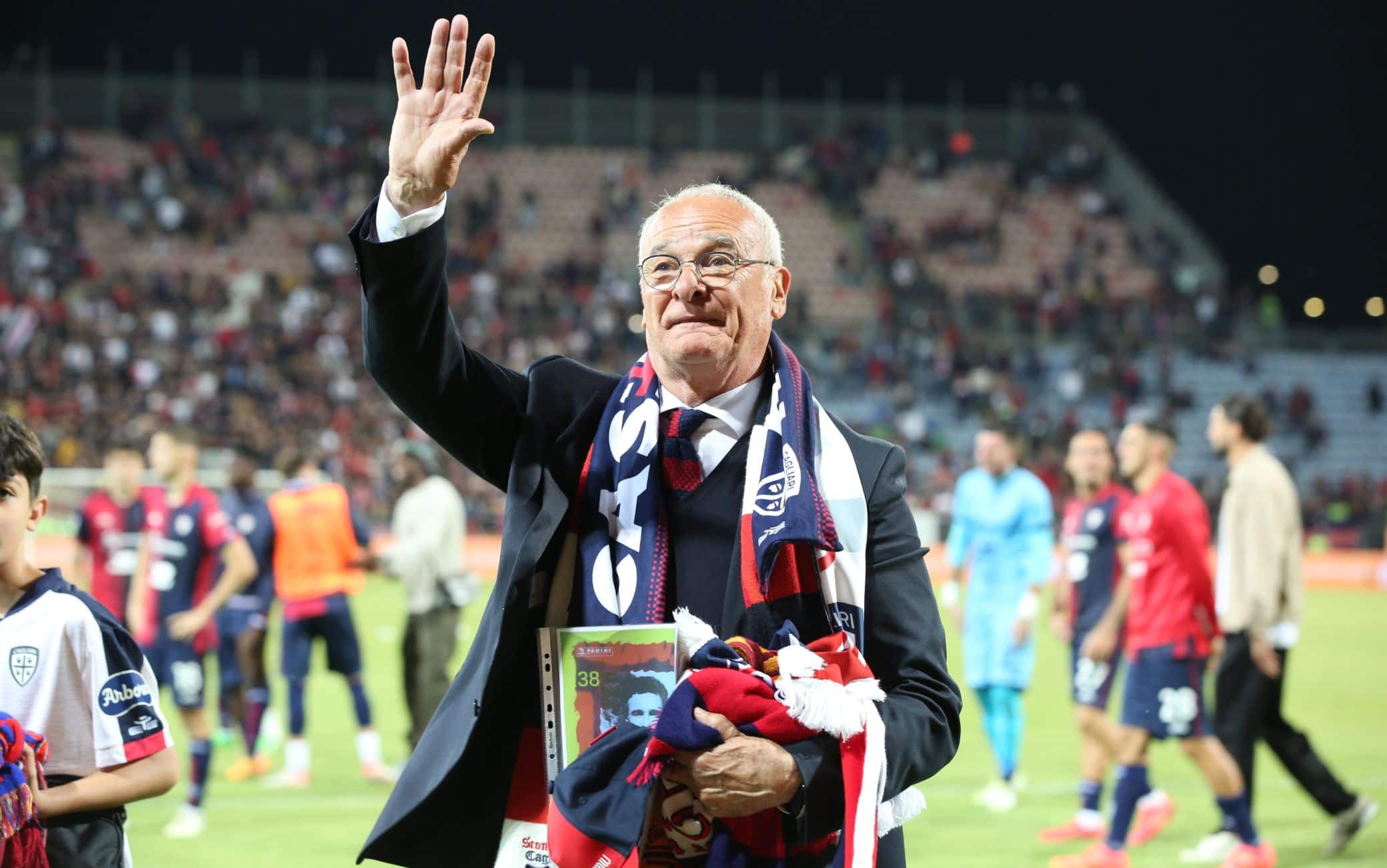 Intanto in campo è comunque festa Cagliari: ovazione e ultimo saluto per Claudio Ranieri: "Quello che siamo riusciti a fare, lo abbiamo fatto insieme" - dice lui nel discorso al centro del campo. 