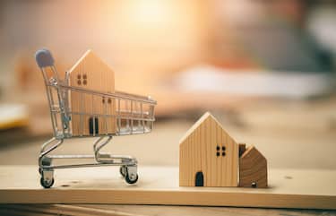 Build dream home or buying online shopping. Buy new home and add to cart trolley. Explore real estate market for many house options.