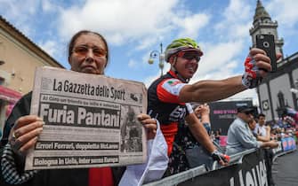 A spectator shows a newspaper of 1999 to remember the cyclist Marco Pantani before the start of the 5th stage of the 100th Giro d'Italia cycling race, 159 km from Pedara (Catania) to Messina, Italy, 10 May 2017. ANSA/ALESSANDRO DI MEO
