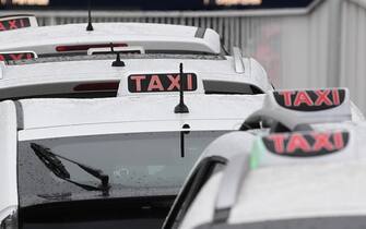 Taxi in fila all'aeroporto di Linate, 10 febbraio 2021.Per tutto il 2021, grazie ad un contributo di Regione Lombardia, tassisti, Ncc e noleggiatori di autobus lombardi saranno esentati dal pagamento dalla tassa automobilistica. ANSA/DANIEL DAL ZENNARO