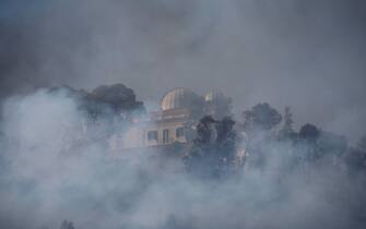 Il vasto incendio divampato a Roma nei pressi della città giudiziaria di Piazzale Clodio, 31 luglio 2024. Un'alta colonna di fumo si è levata ed è visibile in gran parte della zona e nell'area si sente odore di bruciato. /// The large fire that broke out near the judicial city of Piazzale Clodio, in Rome, Italy, 31 July 2024. A high column of smoke has risen and is visible in much of the area and the area smells of burning. ANSA/MASSIMO PERCOSSI