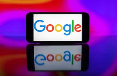 INDIA - 2024/03/12: In this photo illustration, the Google logo is seen displayed on a mobile phone screen. (Photo Illustration by Idrees Abbas/SOPA Images/LightRocket via Getty Images)