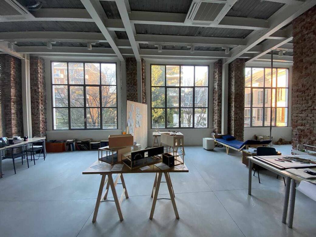 1C_Primo_piano_Atelier_con_tavoli_di_lavoro_courtesy_Casa_degli_Artisti.jpg
