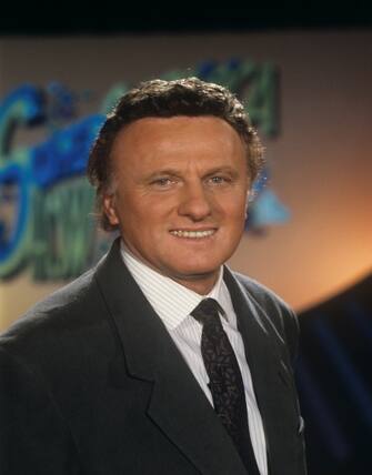 "Italian TV presenter Marco Columbro Maurizio Seymandi smiling in the studio of the TV show Superclassifica Show. Italy, 1992  (Photo by Rino Petrosino\Mondadori via Getty Images)"