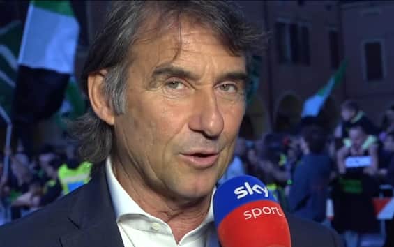 https://static.sky.it/editorialimages/51af891d14e686d2e2a4fd96b0ffa808f23461cd/skysport/it/calcio/calciomercato/video/2025/05/16/carnevali-berardi-lauriente-sassuolo-calciomercato-intervista/carnevali_sassuolo_intervista_sky.jpg?im=Resize,width=565
