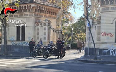 Carabinieri eseguono i rilievi dopo che una tredicenne è stata violentata nei giardini comunali della Villa Bellini di Catania da sette persone, 3 febbraio 2024. ANSA/ UFFICIO STAMPA CARABINIERI ++HO - NO SALES EDITORIAL USE ONLY++NPK