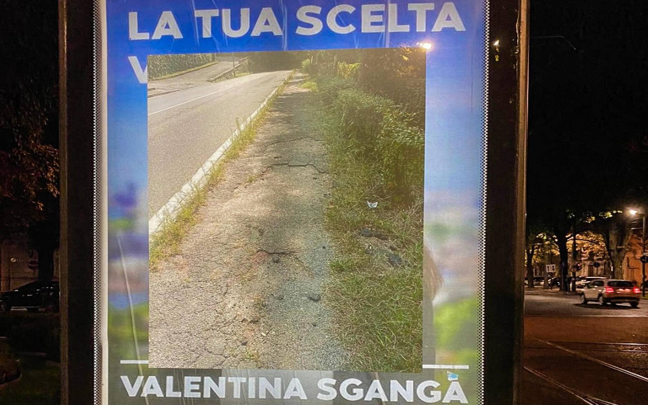 La nuova provocazione dello street artist Andrea Villa, il 'Banksy torinese' che ha oscurato i cartelloni elettorali dei tre principali candidati sindaco di Torino, Stefano Lo Russo, Paolo Damilano e Valentina Sganga, con delle immagini dei problemi della città a Torino, 24 settembre 2021.
ANSA/ANDREA VILLA EDITORIAL USE ONLY NO SALES