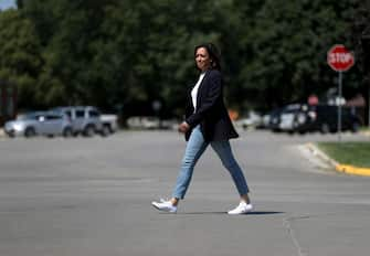 STORM LAKE, IOWA - AUGUST 09: Democratic presidential hopeful U.S. Sen. Kamala Harris (L) (D-CA) walks to her campaign bus on August 09, 2019 in Storm Lake, Iowa.Kamala Harris is on a five day river-to-river bus tour across Iowa promoting her "3AM Agenda" to Iowans. (Photo by Justin Sullivan/Getty Images)