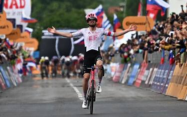 Denmark rider Kasper Asgreen   of  Education -Easypost team poses on the podium after winning the 14th stage of the 108 Giro d'Italia 2025, cycling race over 195 km from Treviso to Nova Gorica/Gorizia, Italy, 24 May 2025. ANSA/LUCA ZENNARO
