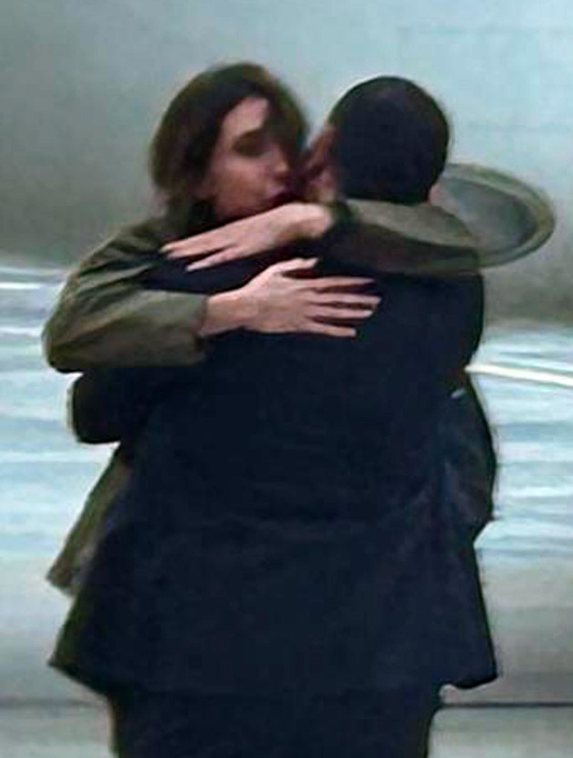 Cecilia Sala a Ciampino La giornalista Cecilia Sala abbraccia il compagno Daniele Raineri del Post subito dopo l'atterraggio, Ciampino, 8 gennaio 2024. ANSA (npk)