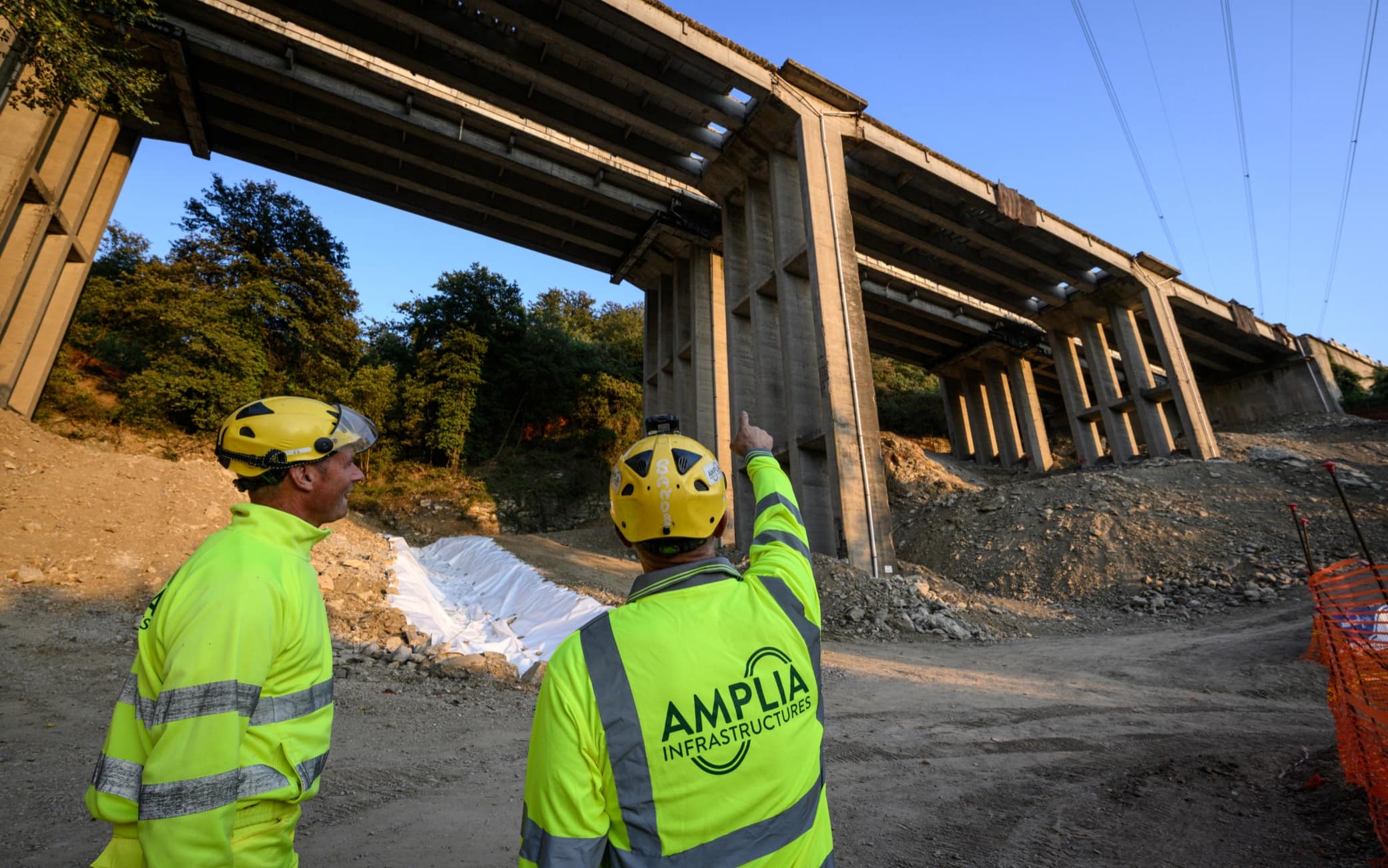 E' stato demolito con esplosivi l'impalcato del viadotto Torraccia Sud dell'originaria carreggiata sud dell'A1 tra Barberino e Calenzano, in provincia di Firenze, 08 ottobre 2023.   NPK   ANSA / Ufficio stampa  +++ ANSA PROVIDES ACCESS TO THIS HANDOUT PHOTO TO BE USED SOLELY TO ILLUSTRATE NEWS REPORTING OR COMMENTARY ON THE FACTS OR EVENTS DEPICTED IN THIS IMAGE; NO ARCHIVING; NO LICENSING +++