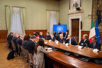 Un momento dell'incontro della premier Giorgia Meloni con i sindacati sul Dl Lavoro a Palazzo Chigi, Roma, 30 aprile 2023.
ANSA/FILIPPO ATTILI - US Palazzo Chigi + UFFICIO STAMPA, PRESS OFFICE, HANDOUT PHOTO, NO SALES, EDITORIAL USE ONLY + NPK