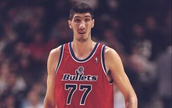 13 Mar 1996:  Center Gheorghe Muresan of the Washington Bullets walks down the court during a game against the Chicago Bulls at the United Center in Chicago, Illinois.  The Bulls won the game 103-86. Mandatory Credit: Jonathan Daniel  /Allsport