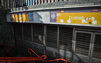 La fermata della metro gialla di piazza Duomo chiusa durante lo sciopero di 8 ore dell Atm, Milano, 11 Ottobre 2022. ANSA/MATTEO CORNER