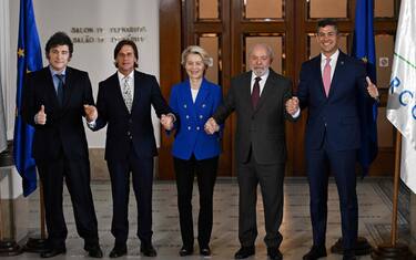 TOPSHOT - (L/R) Argentina's President Javier Milei, Uruguay's President Luis Lacalle Pou, European Commission President Ursula von der Leyen, Brazil's President Luiz Inacio Lula da Silva and Paraguay's President Santiago Pena pose for the family picture of the LXV Mercosur Summit in Montevideo on December 6, 2024. Mercosur and the European Union have concluded "negotiations for a free trade agreement," European Commission President Ursula von der Leyen announced in Montevideo on December 6. (Photo by Eitan ABRAMOVICH / AFP)