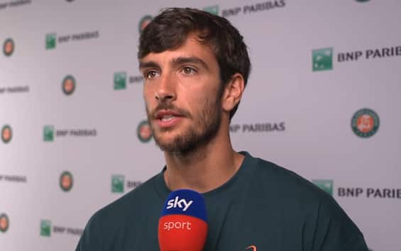 https://static.sky.it/editorialimages/5216288984dd447a9868ff2934820803be3fcaf1/skysport/it/tennis/video/2025/05/23/musetti-roland-garros-intervista-video/musetti_screen_5.jpg?im=Resize,width=565