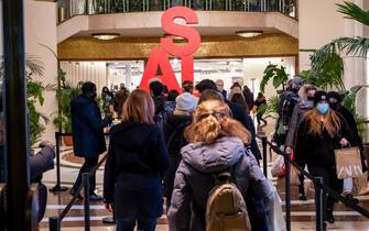 Zona arancione, folla e shopping in centro per il primo sabato di saldi invernali