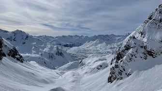 Mountain world of Arlberg, view to Zürser Täli, Zürs, ski resort Arlberg, Ski Arlberg, St. Anton, St. Christoph, Stuben, Zürs, Lech, winter landscape, ski slopes, blue sky, sun, mountains, nature, activity, Zürs am Arlberg, Vorarlberg, Austria