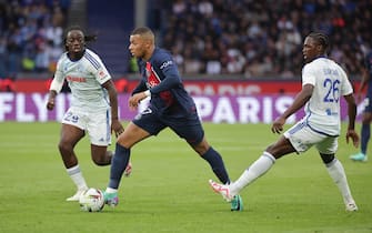 epa10930957 Kylian Mbappe of PSG (C) in action between Strasbourg’ Ismael Doukoure (L) and Strasbourg’ Milane Bakwa (R) during the French Ligue 1 soccer match between Paris Saint Germain and RC Strasbourg in Paris, France, 21 October 2023.  EPA/CHRISTOPHE PETIT TESSON