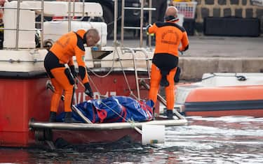 Recuperato e portato a terra dai sommozzatori dei vigili del fuoco il corpo senza vita del quinto disperso nel naufragio del Bayesian, Mike Lynch, 22 agosto 2024 Palermo. ANSA/IGOR PETYX
-- The lifeless body of the fifth person missing in the Bayesian shipwreck, Mike Lynch, was recovered and brought ashore by fire brigade divers, 22 August 2024 Palermo. ANSA/IGOR PETYX