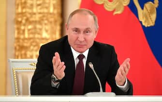 epa08089992 Russian President Vladimir Putin speaks during his meeting with Russian business community at the Kremlin in Moscow, Russia, 25 December 2019. More than 60 business people, heads of private and state-owned companies, banks, public organizations and entrepreneur's associations were invited to attend the meeting.  EPA/ALEXANDER NEMENOV/POOL / POOL