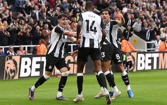 epa11577624 Newcastle players celebrate the 2-1 goal during the English Premier League soccer match between Newcastle United and Tottenham Hotspur in Newcastle, Britain, 01 September 2024.  EPA/ADAM VAUGHAN EDITORIAL USE ONLY. No use with unauthorized audio, video, data, fixture lists, club/league logos, 'live' services or NFTs. Online in-match use limited to 120 images, no video emulation. No use in betting, games or single club/league/player publications.