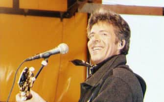 Claudio Baglioni durante un concerto negli anni '90